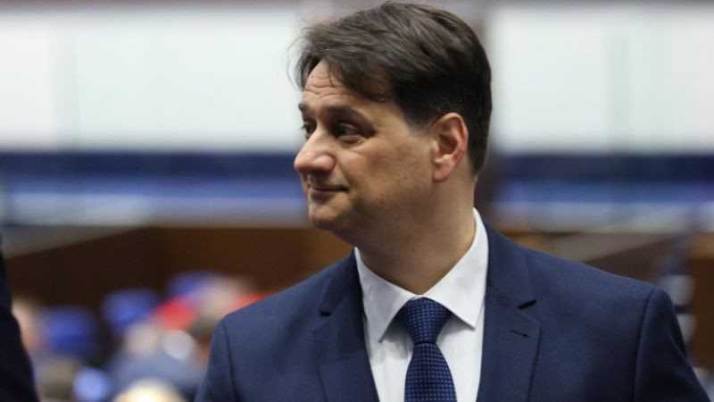 От вратата редовният министър на културата нареди изплащане на парите за театрите